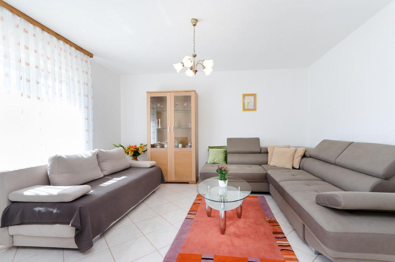 Apartament Maravera *